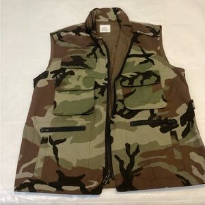 Camouflage vest w hood & pockets